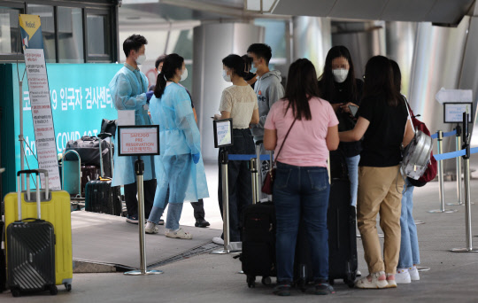 해외 유입된 코로나19 신규 확진자 수가 425명을 기록한 28일 오후 인천국제공항 제1터미널 입국자 전용 검사센터에서 입국자들이 검사를 위해 이동하고 있다. 연합뉴스